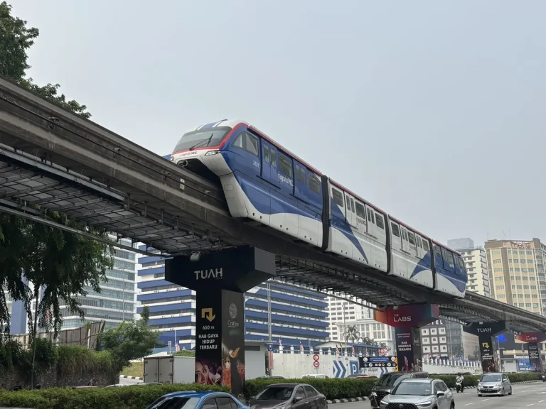 KL Monorail train approaching Hang Tuah station